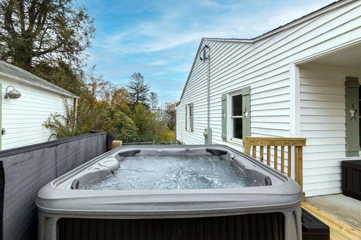 New River Gorge Cottage W Hot Tub, Fire Pit, Grill Oak Hill Экстерьер фото